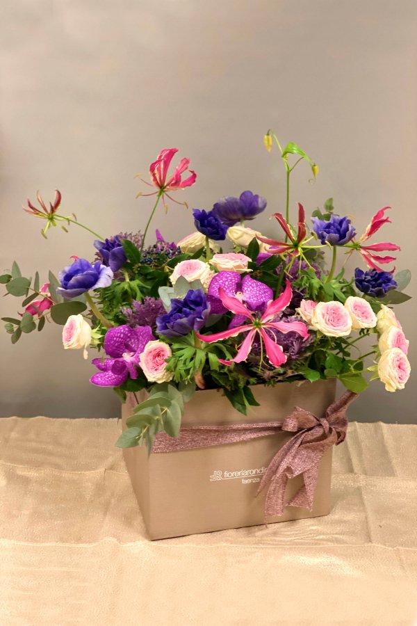 Box di fiori misti · Tortora, cm 20x25