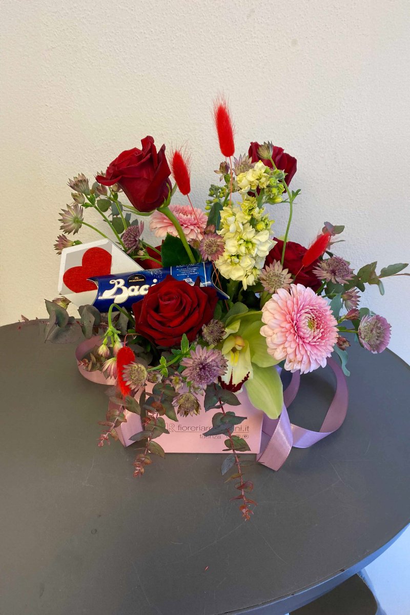 Foto Box 13x 13, fiori misti con rose rosse e cioccolatini