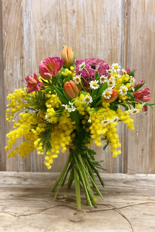 Bouquet di mimosa e fiori misti primaverili