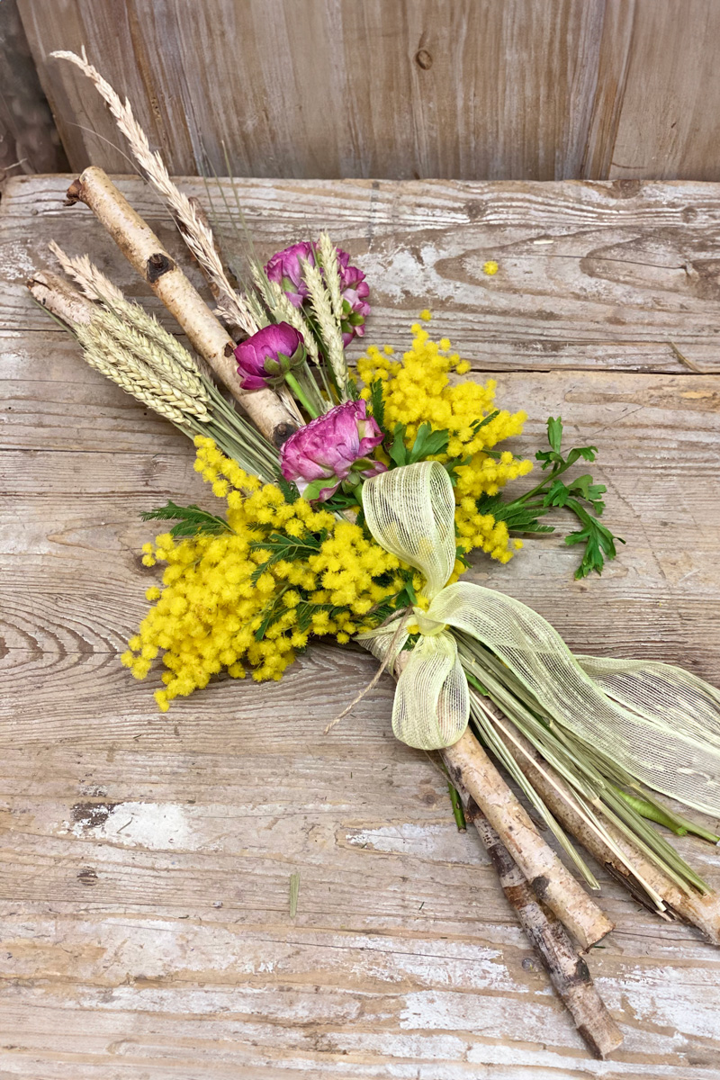 Foto Fascio di spighe, betulla, mimosa e fiori primaverili
