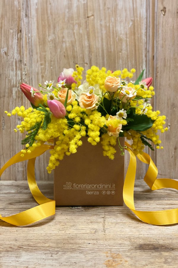 Box di mimosa e fiori primaverili
