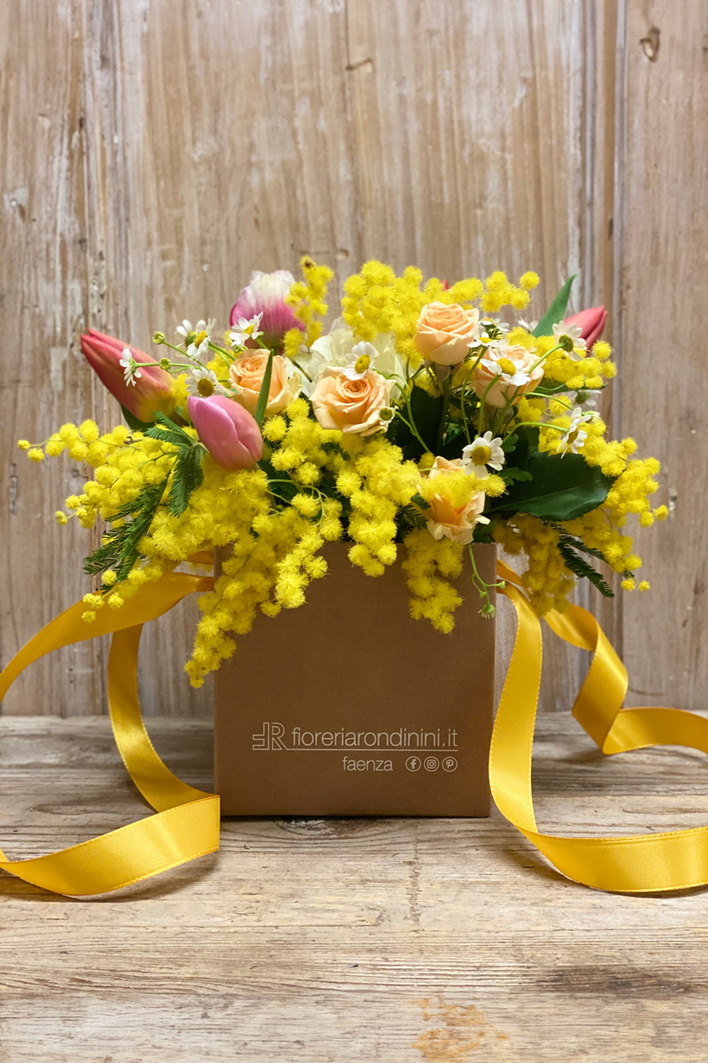 Foto Box di mimosa e fiori primaverili