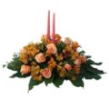 Composizione centrotavola con fiori di stagione e candele