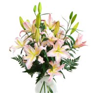 Foto Mazzo di fiori assortiti con lilium.