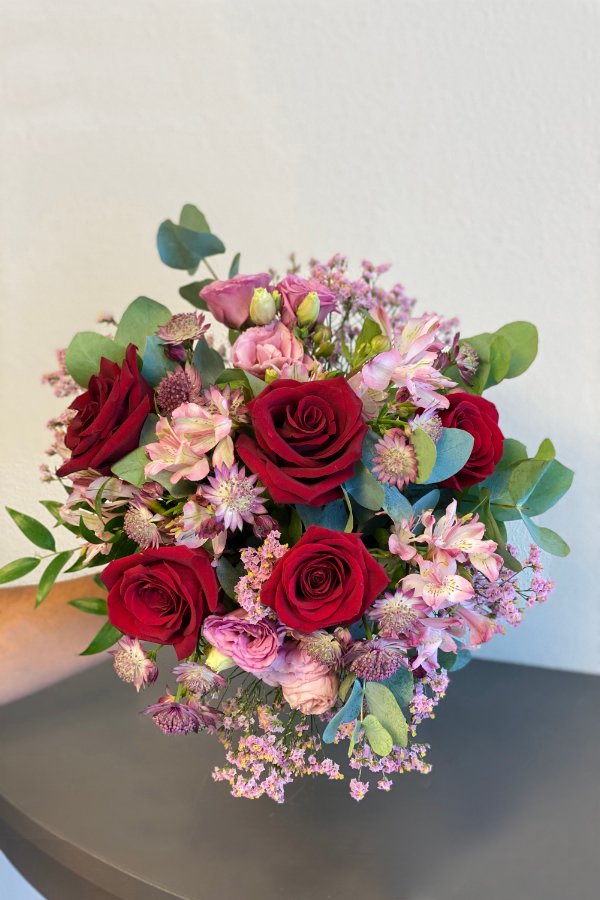 Bouquet misto fiori con rose rosse