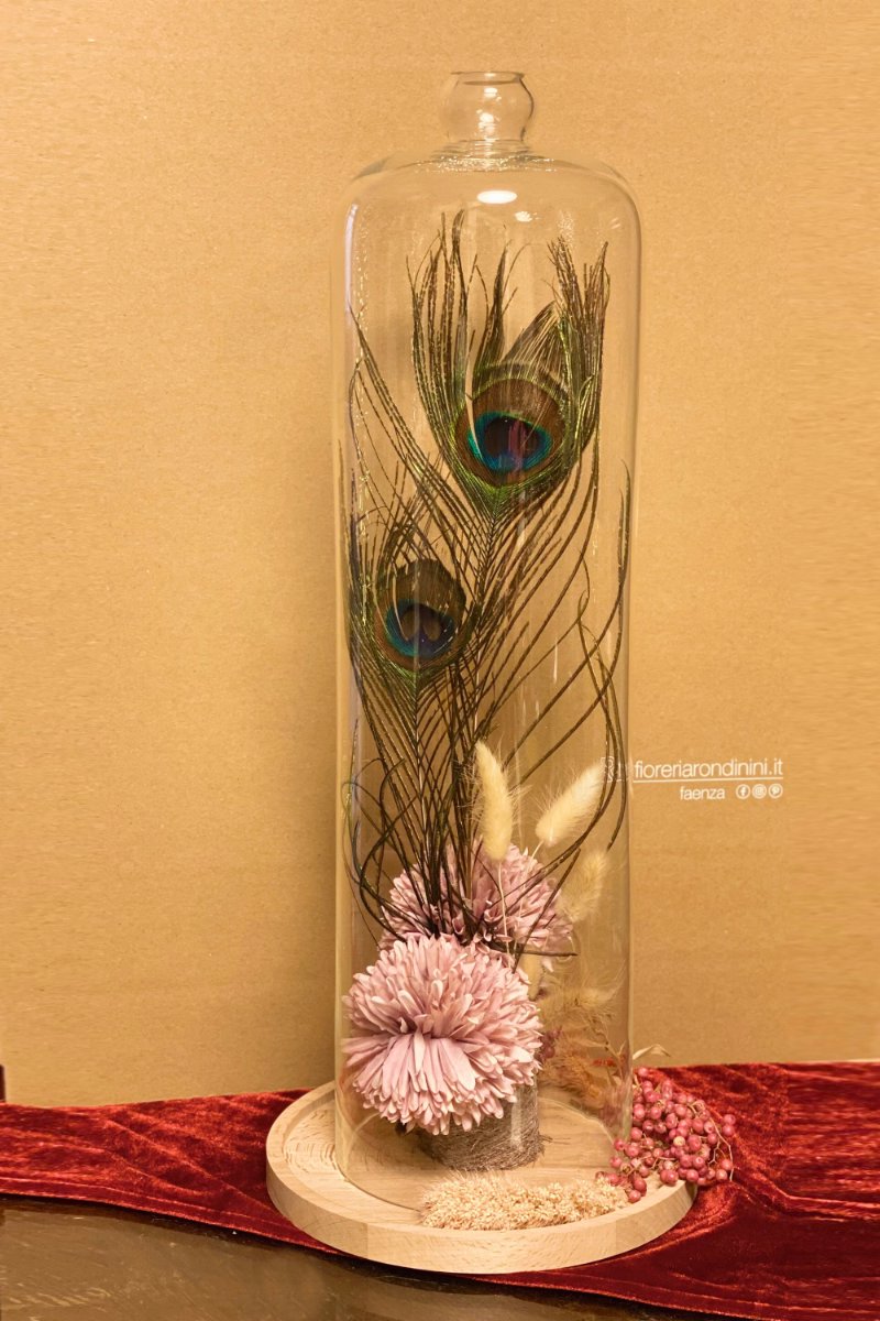 Foto Cloche in vetro con elementi artificiali e essiccati