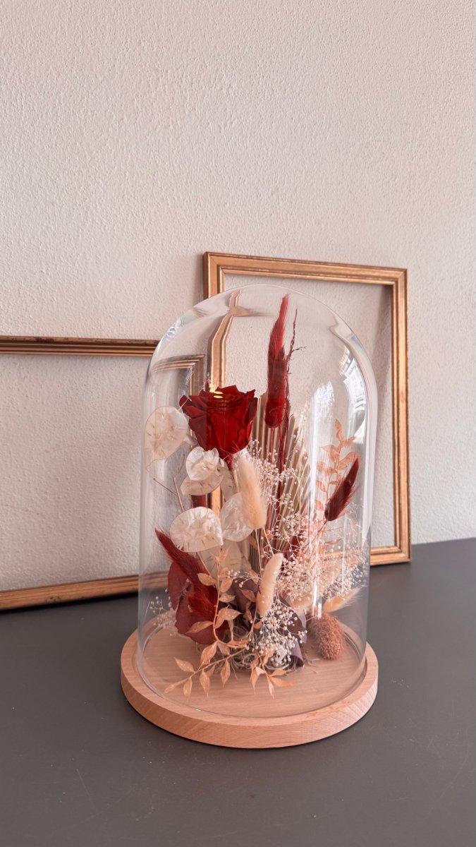 Foto Cloche in vetro con composizione di fiori essiccati rossi